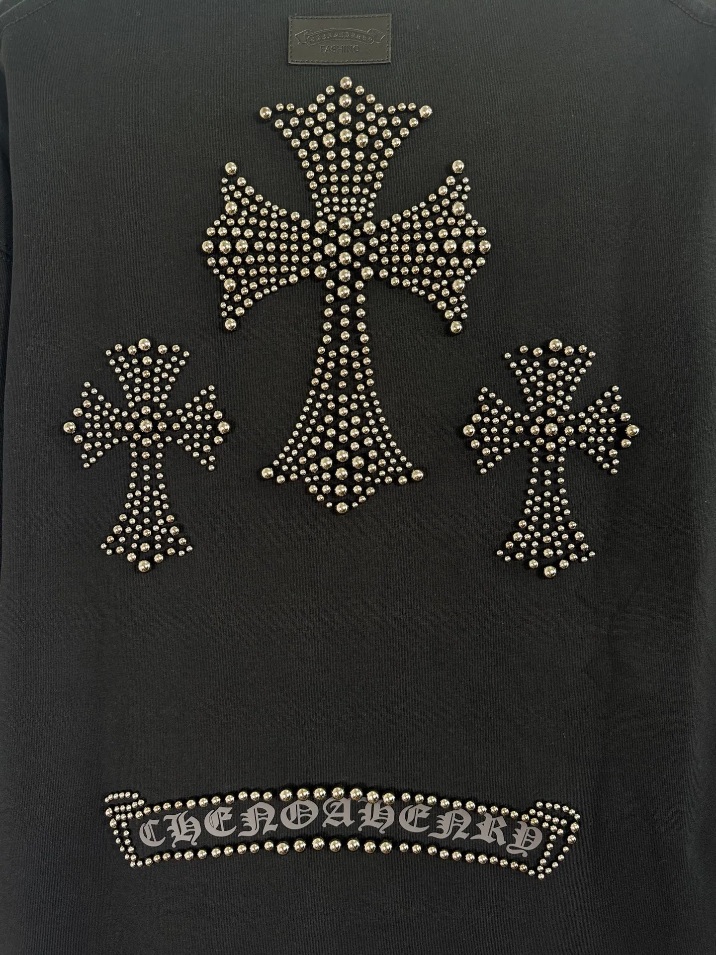 P250 top version, real shot without P, ​​different from market currency) 𝗖𝗵𝗿𝗼𝗺𝗲 𝗛𝗲𝗮𝗿𝘁𝘀/Cro Heart 2025 Autumn and Winter Horseshoe Cross Print Pearl Compass Couple Casual Long Sleeve 👑The highest version! Customized fabric 320g fabric! Horseshoe cross print pearl compass patch embroidery and exquisite embroidery of letters! The best-selling model in the counter, very comfortable to wear. Accessories: original molded and authenticated collar label➕100% silk wash label. Genuine purchase-grade original hangtag➕matching hanging rope➕3D hanging beads➕original packaging bag. Craftsmanship: The original version has consistent wiring! The highest version of the armhole matching technique! Color: Blue Black Size: S M L XL Style No.: 5171